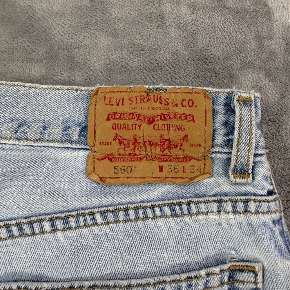 VIntage Levi's 560 Comfort Fit Jeans Men's Size 36x34 Blue Light Wash Relaxed